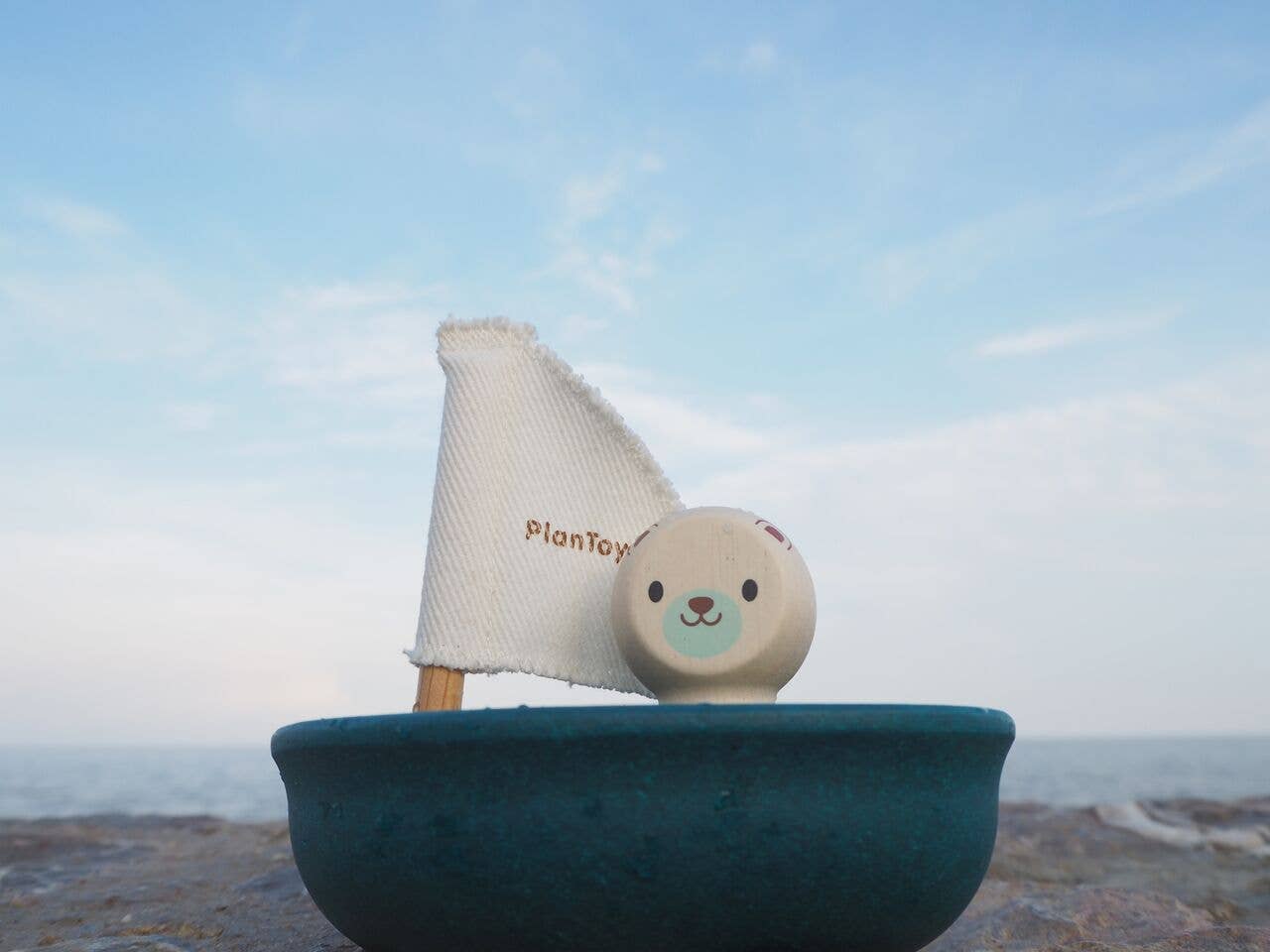 PlanToys - Sailing Boat - Polar Bear